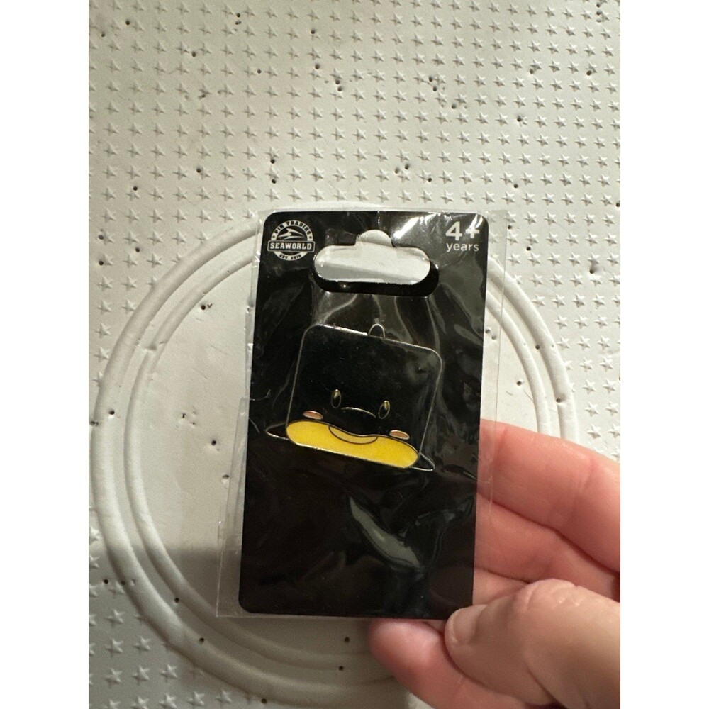 SeaWorld Bush gardens sesame street trading pin cube cutie whale